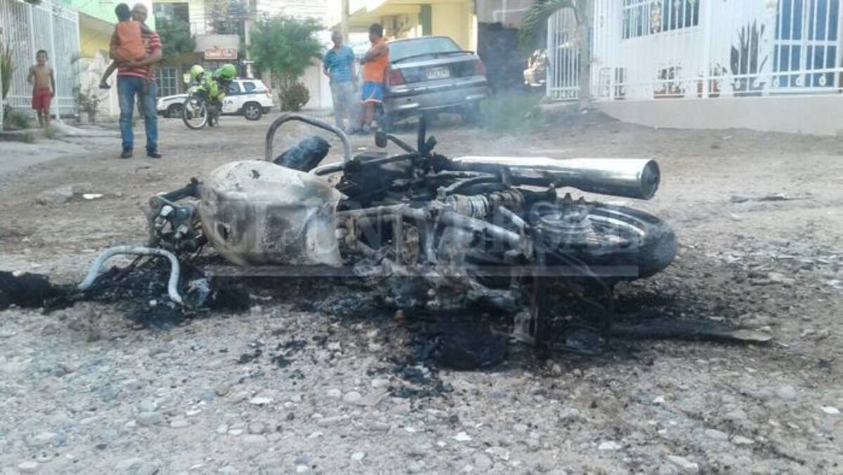 La gente le quema la moto a dos atracadores en el barrio Los Cerezos.