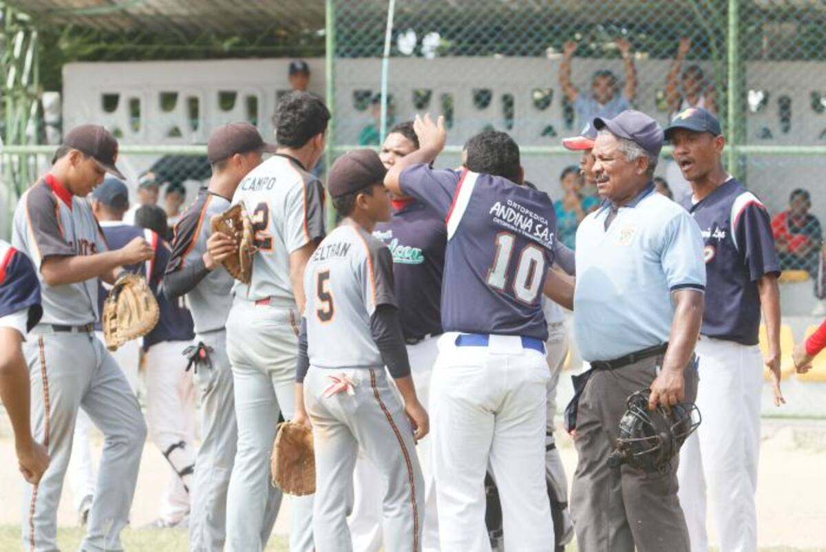 El juego entre Falcón y Gigantes en la semifinal Prejunior fue suspendido por falta de bolas. JULIO CASTAÑO / El Universal /