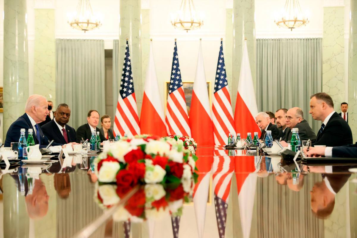Biden dice a Polonia que su compromiso con la defensa de la OTAN es “sagrado”