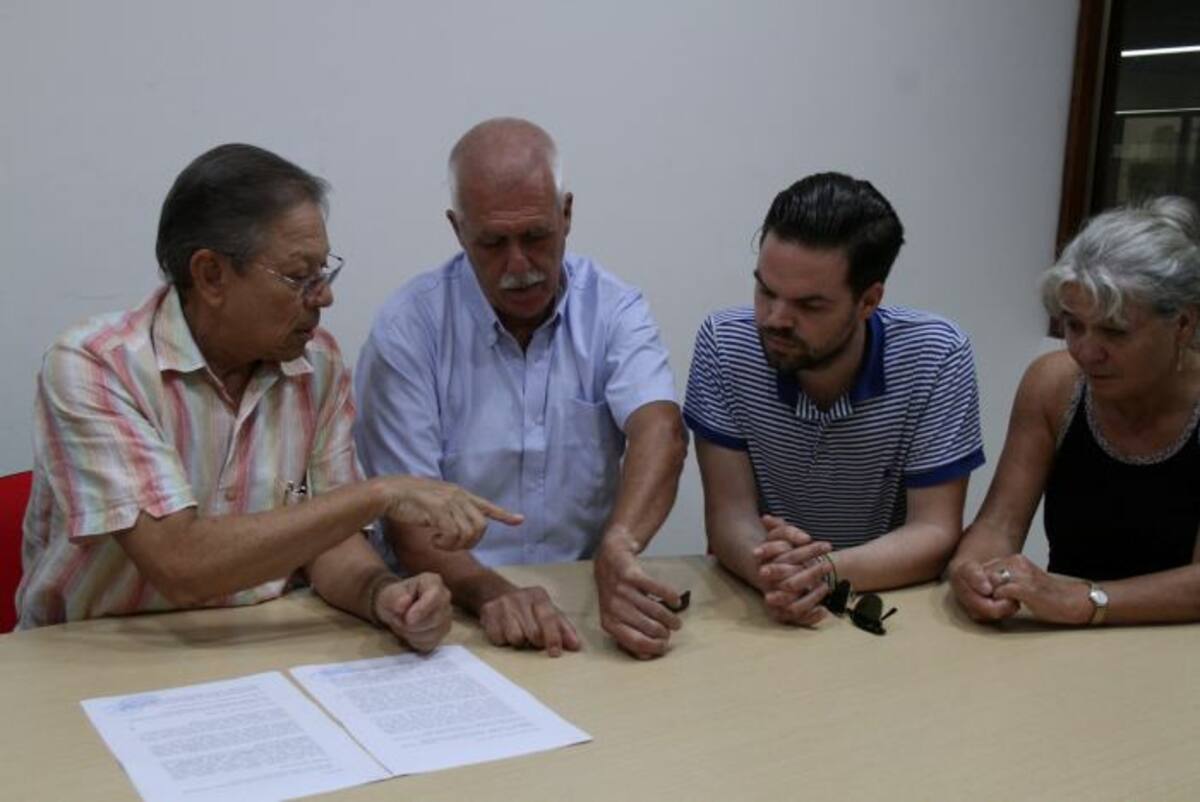 En la foto: Hernando Osorio, Peter Putker, Roderick Putker y Miriam Putker. El abogado Osorio muestra las lesiones que tiene Peter en las muñecas. Dice que no son rasguños, sino magulladuras causadas por los elementos con los que lo ataron los atracadores.