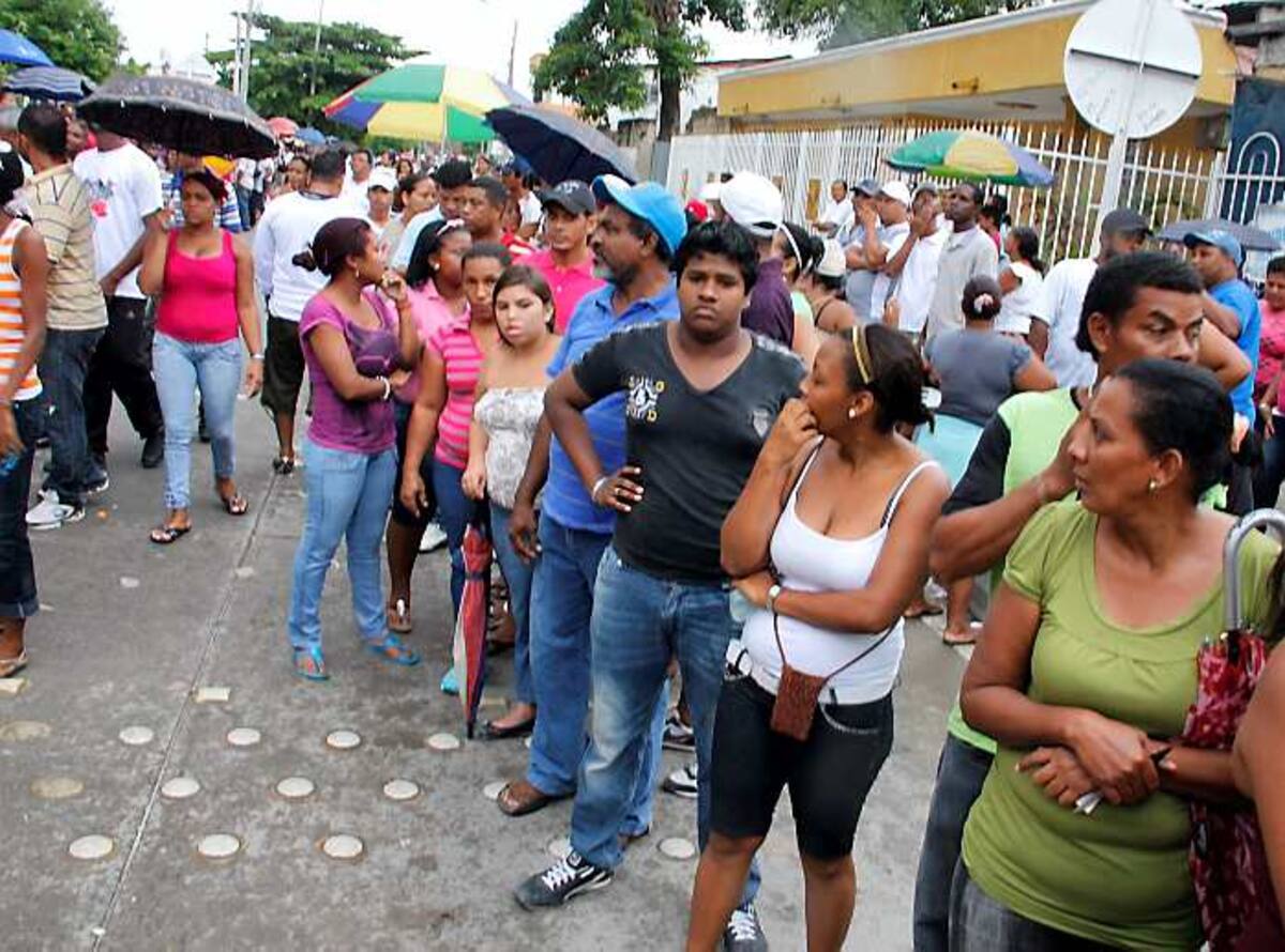 Una larga espera soportaron algunos cartageneros ayer. ZENIA VALDELAMAR-EL UNIVERSAL