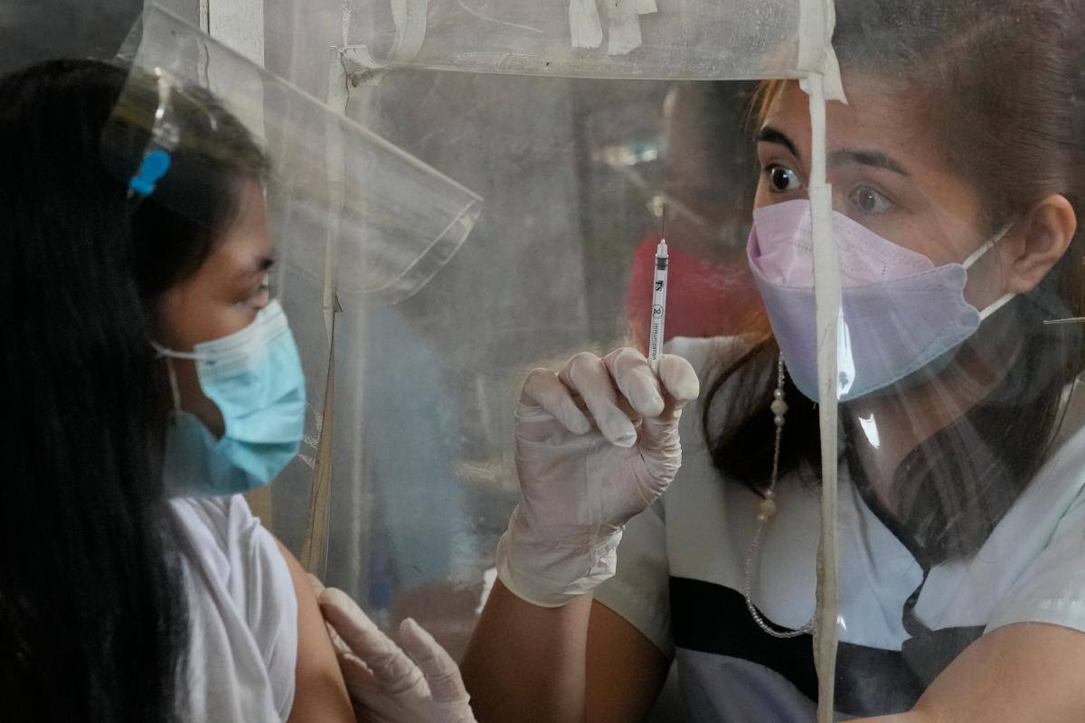 Descubren posible detonante de los trombos tras la vacuna de AstraZeneca