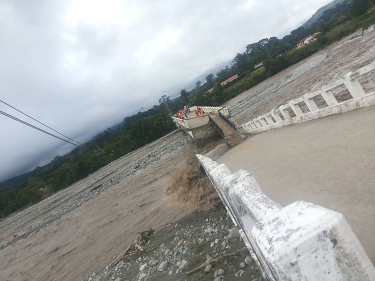 La caída del puente tiene incomunicados a los comerciantes. COLPRENSA