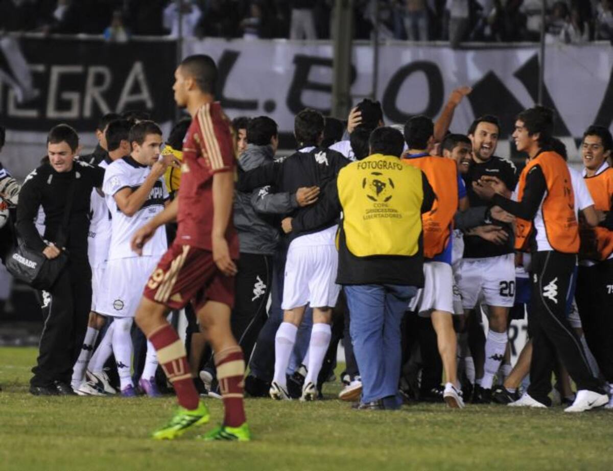 Olimpia elimin´a Fluminense en Asunción y clasificó a la semifinal de la Copa Libertadores 2013. AFP NORBERTO DUARTE