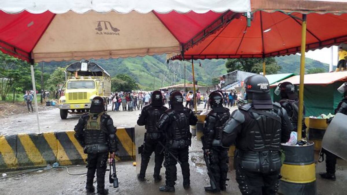 Cuatro policías fueron retenidos por los manifestantes. COLPRENSA