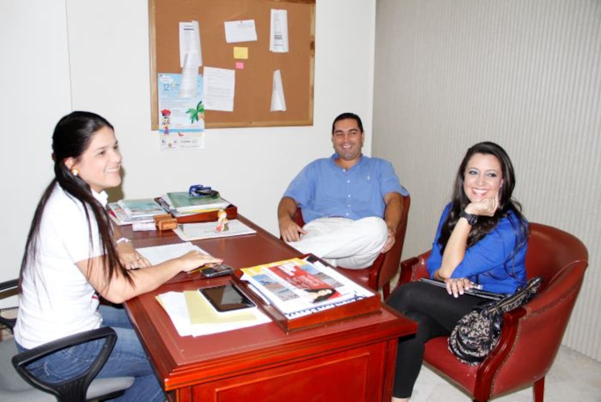 De izquierda a derecha, Gloria Ramírez, directora de Mercadeo de El Universal; Hans Londoño, gerente de RCN La Radio en Cartagena y Lyda Margarita García Arias, representante de Fundefava. LUIS EDUARDO HERRÁN ÁLVAREZ - EL UNIVERSAL