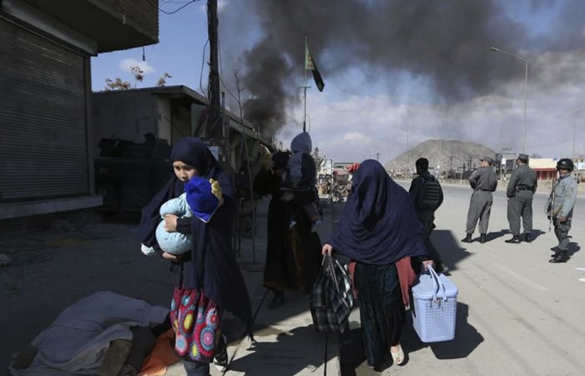 Una familia afgana escapa de la zona de un atentado suicida en Kabul, Afganistán. AP