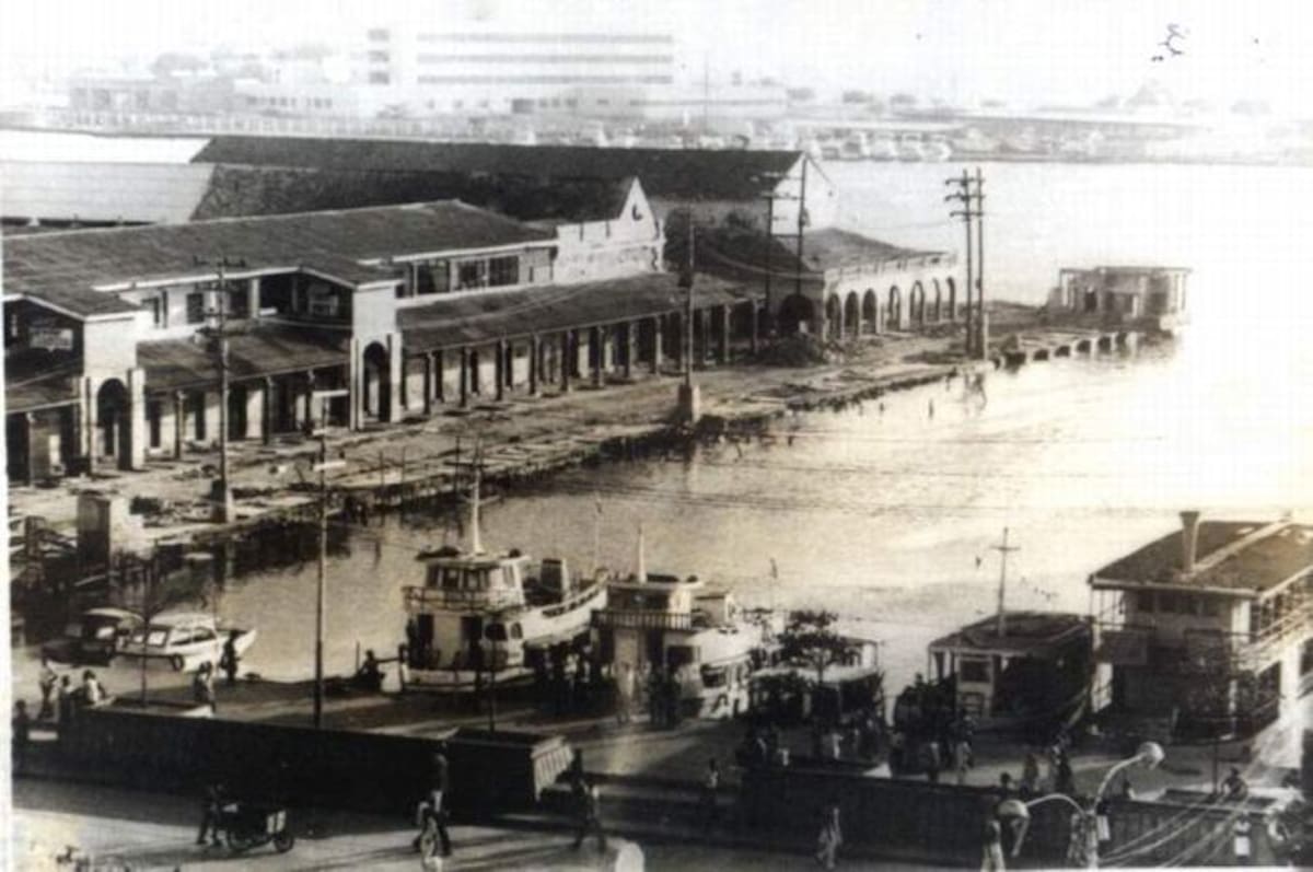 El Mercado público de Cartagena y el antiguo muelle de la Ciudad Vieja, en 1979. FOTOTECA HISTÓRICA