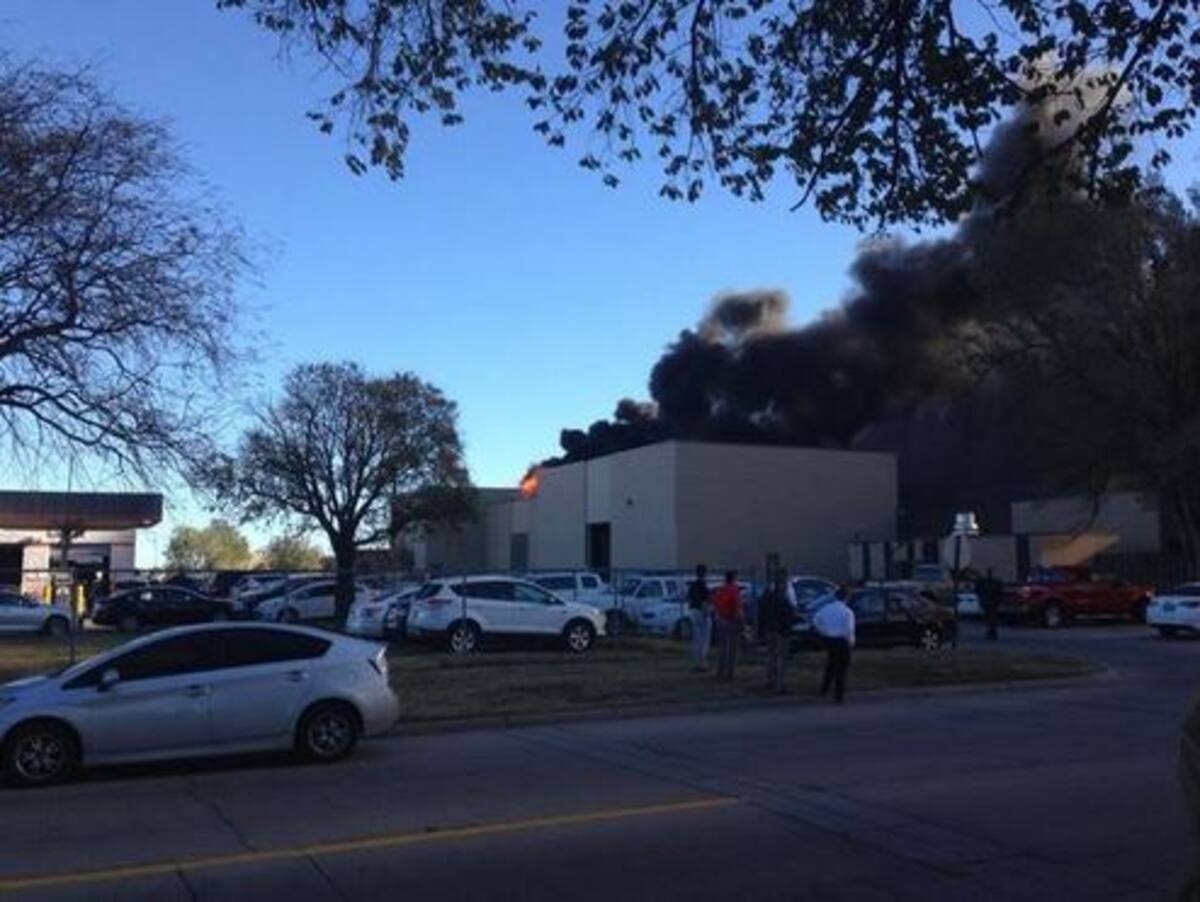 Autoridades intentan controlar el fuego. @Kelli2431