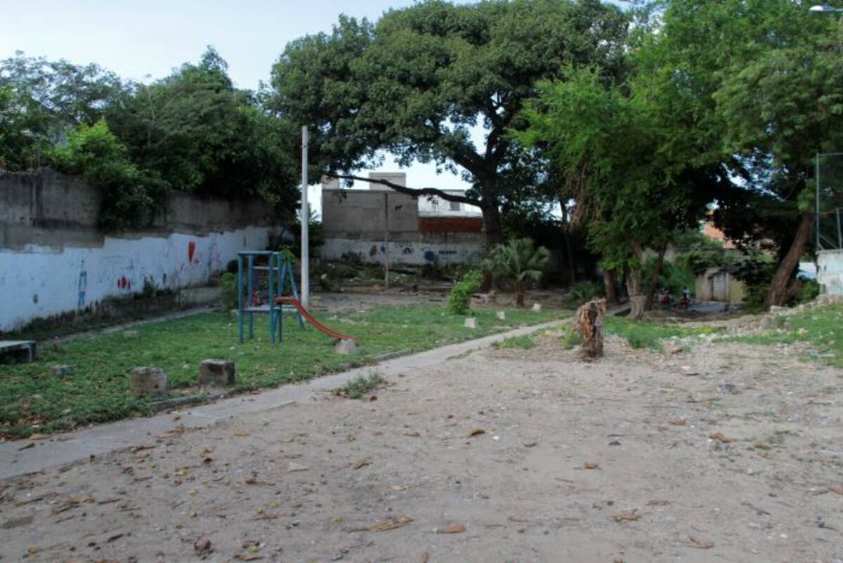 En este solar se podría hacer el recinto deportivo. Por el momento, los habitantes de calle se apoderan del predio. Luis Herrán.