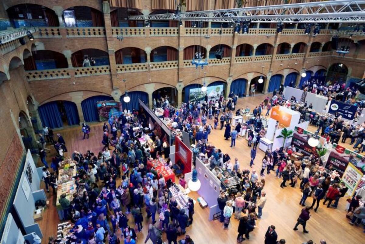 El festival se desarrolla en el Beurs van Berlage, un edificio con más de un siglo de historia que albergó la Bolsa de Valores del país, con una larga tradición de compra y venta de productos, entre ellos el cacao. EFE