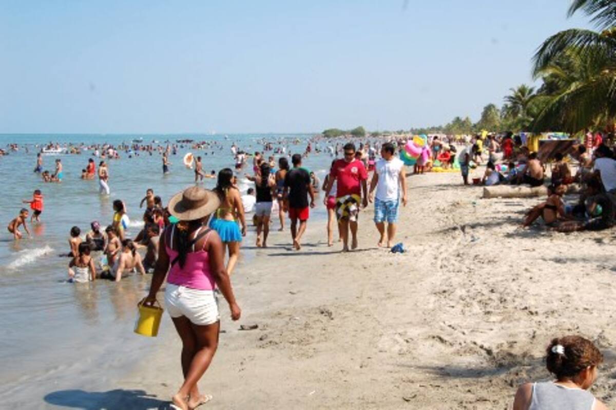 Muchos viajeros prefieren el sol y la playa para disfrutar esta temporada corta de vacaciones.