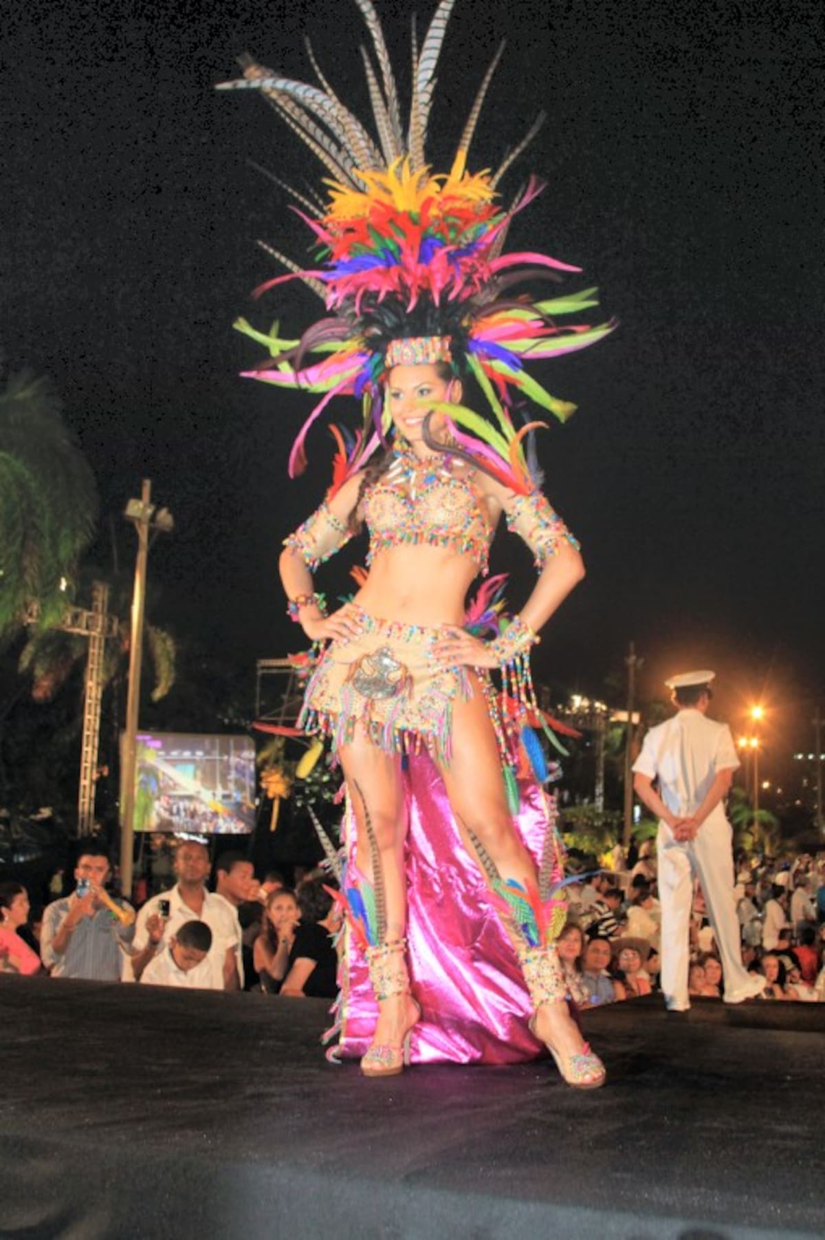 Lizeth Carolina González Romero lleva un traje artesanal, “Cacica Matuna", está inspirado en los ancestros de Santa Marta. CORTESÍA