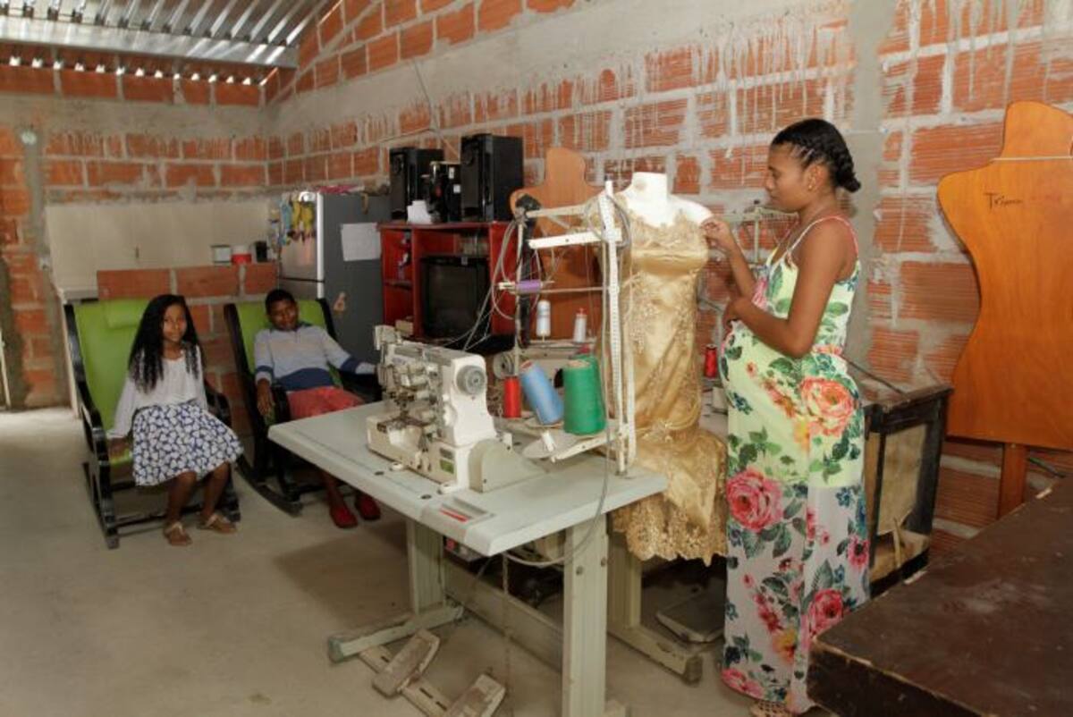 En su nuevo hogar, Triana Villalba ya instaló su taller de confección. JULIO CASTAÑO BELTRÁN - EL UNIVERSAL