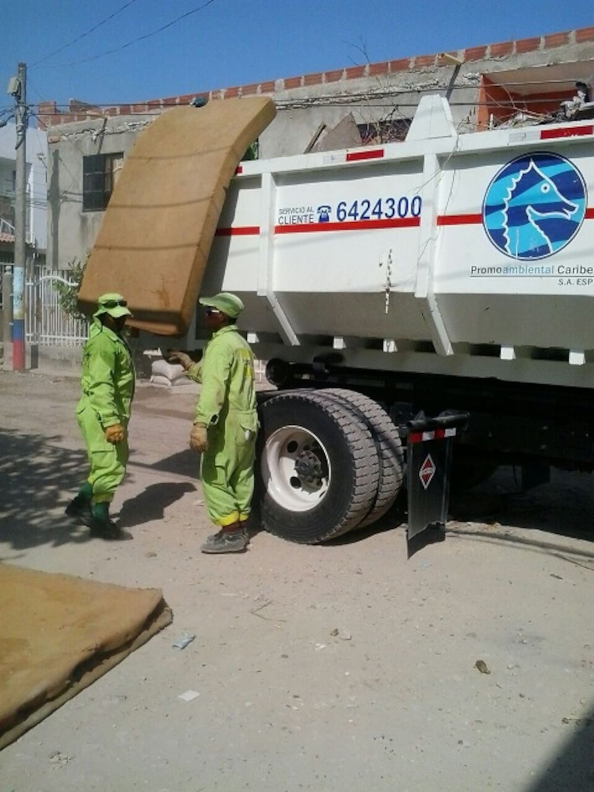 En el barrio Los Campanos, sur de Cartagena, se realizó una jornada de recolección de basuras, de la cual se extrajeron 4 toneladas de residuos sólidos.