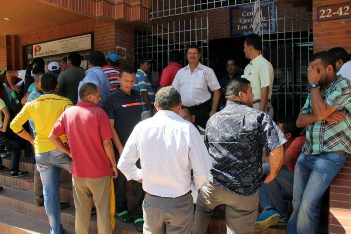 Los transportadores urbanos cuyos vehículos dejaron de operar esperan alternativas para seguir trabajando. MANUEL SANTIAGO PÉREZ/EL UNIVERSAL /