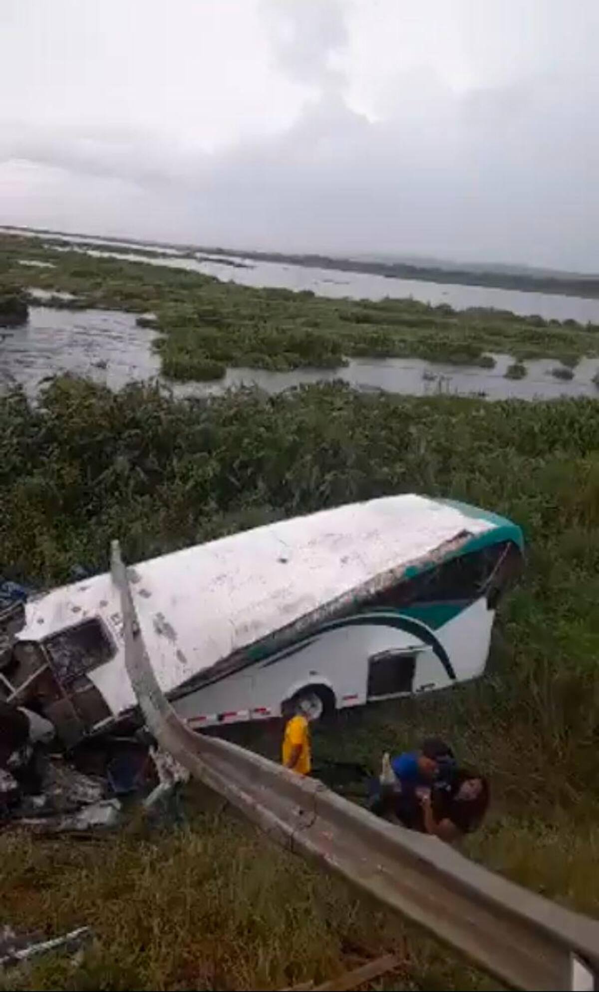 Fuerte accidente entre una buseta de Mahates y una tractomula en Gambote.
