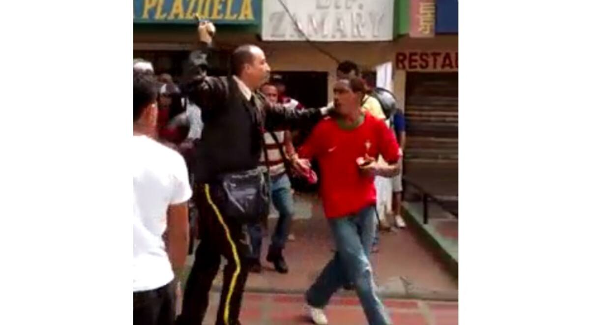 Un vigilante, con pistola en mano, evitó que la comunidad linchara a uno de los supuestos ladrones. Después, la Policía lo capturó.