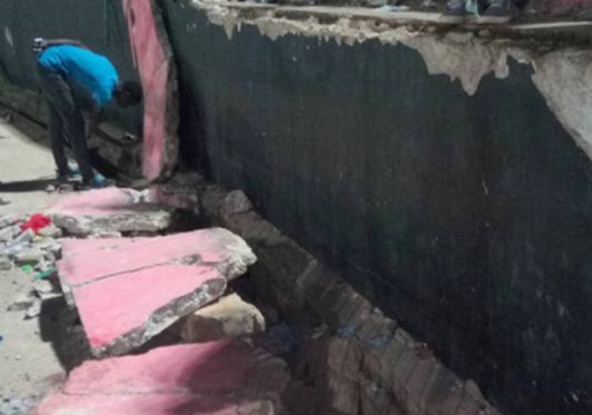 Los aficionados del Mbour trataron de escalar la pared para refugiarse de los gases lacrimógenos. Twitter