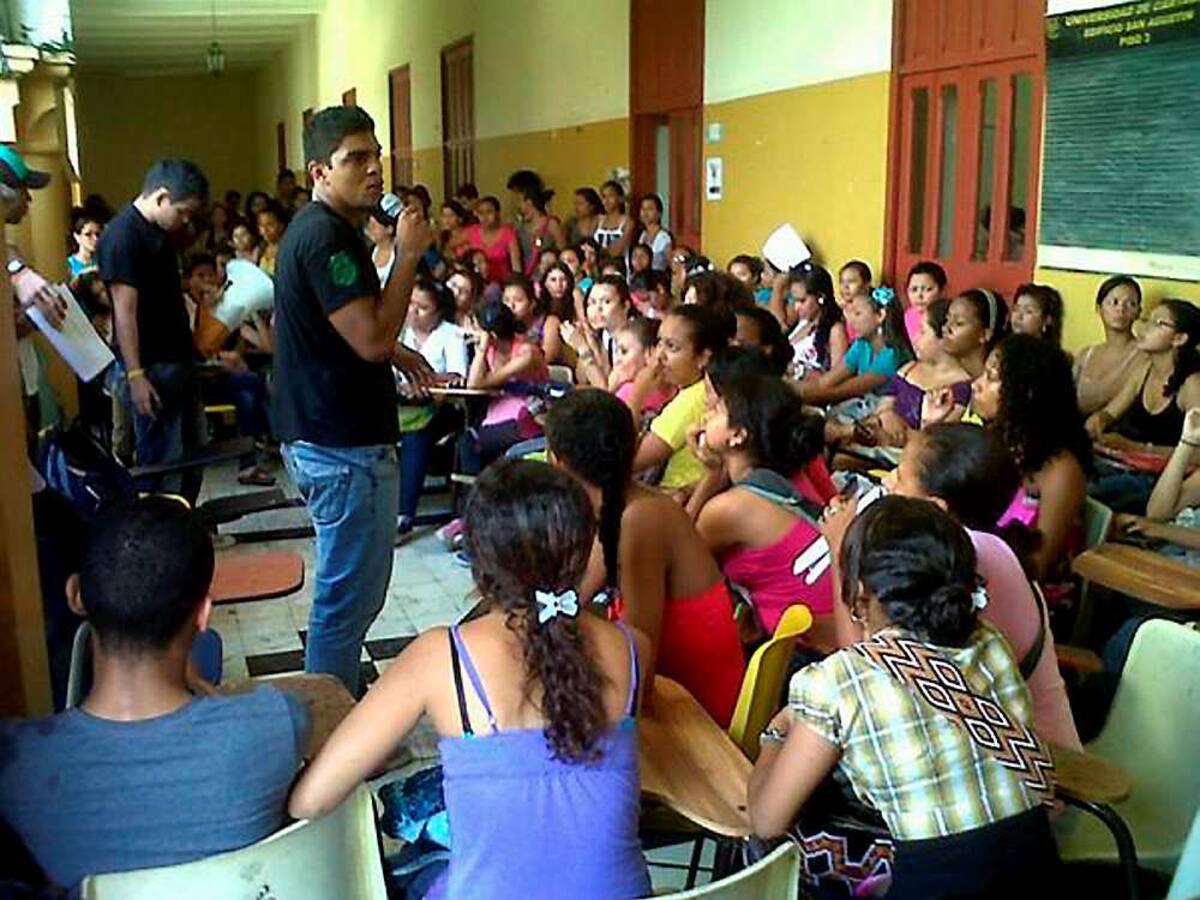 Estudiantes de la facultad de Ciencias Sociales y Educación durante la asamblea extraordinaria. EL UNIVERSAL, GERMÁN GÓMEZ POLO