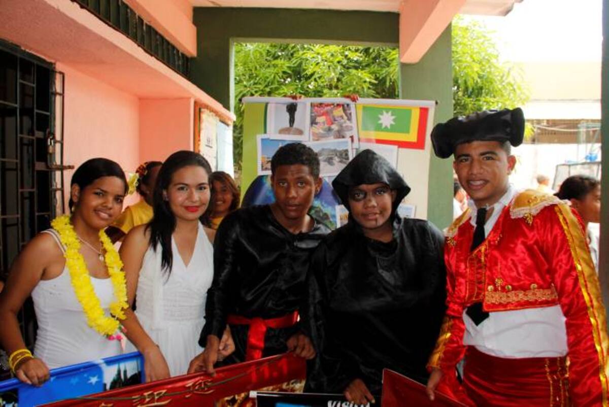 Estudiantes realizaron muestras culturales para conmemorar el Día Internacional del Turismo.