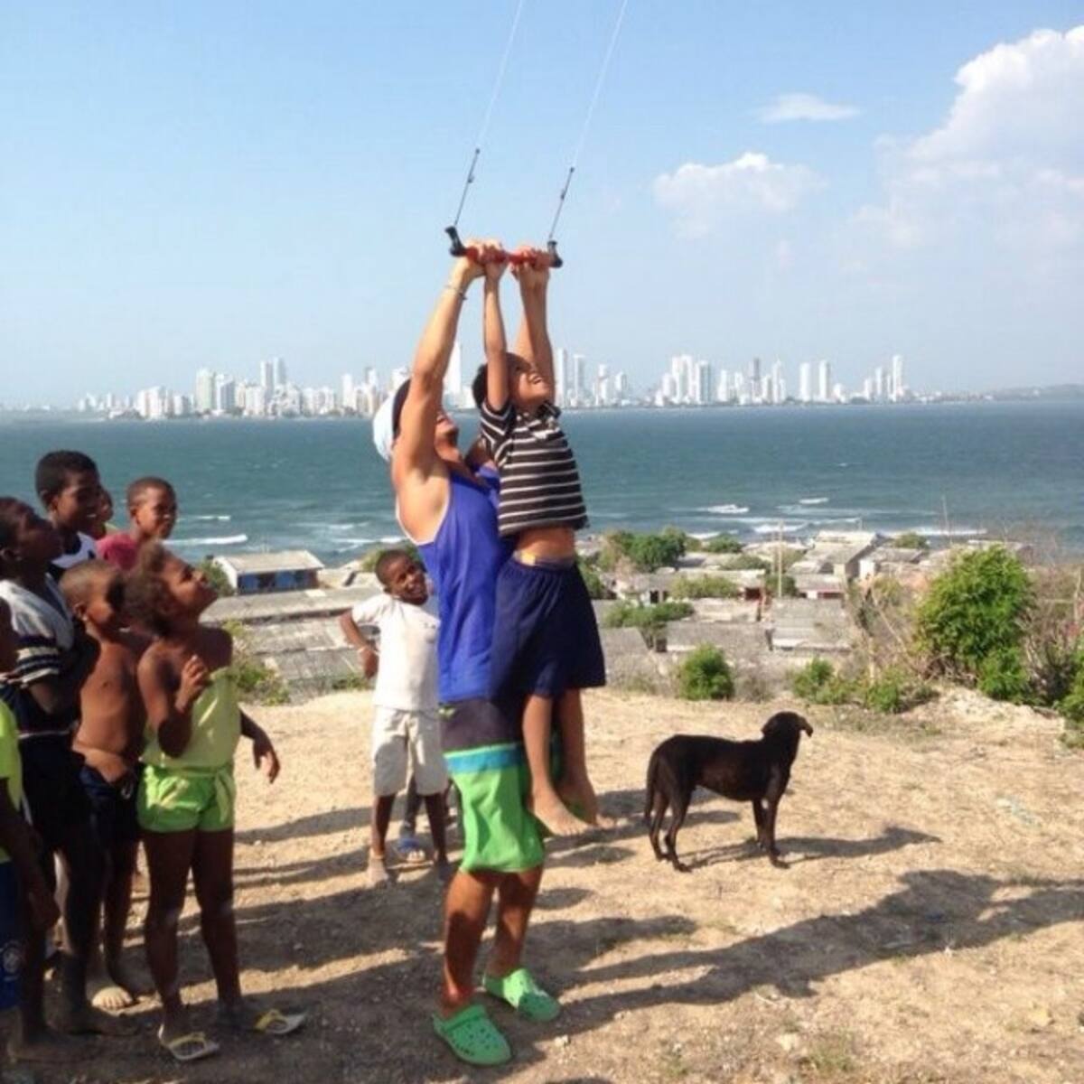 Volar cometas es una de las actividades favoritas de los niños de la isla Cortesía