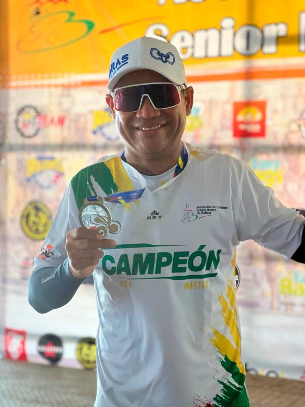 Carlos ‘Foncho’ Pérez, conocido en el ciclismo local como ‘El Rey del Sur’, festejó con entusiasmo el primer lugar alcanzado en su categoría. //Cortesía