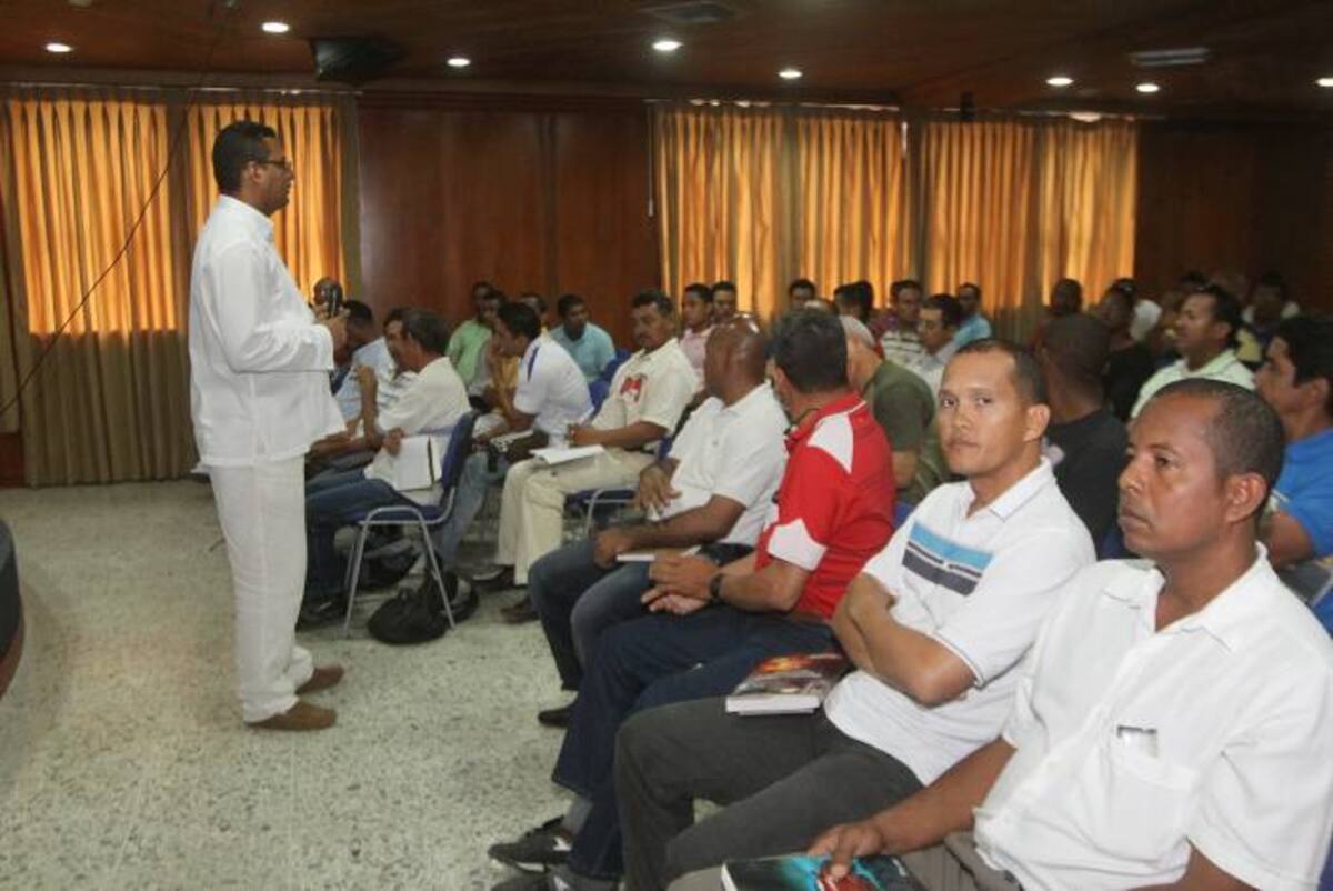 Técnicos electricistas de Cartagena que trabajan con distintas empresas escucharon atentamente los conocimientos del instructor Carlos Marrugo.
