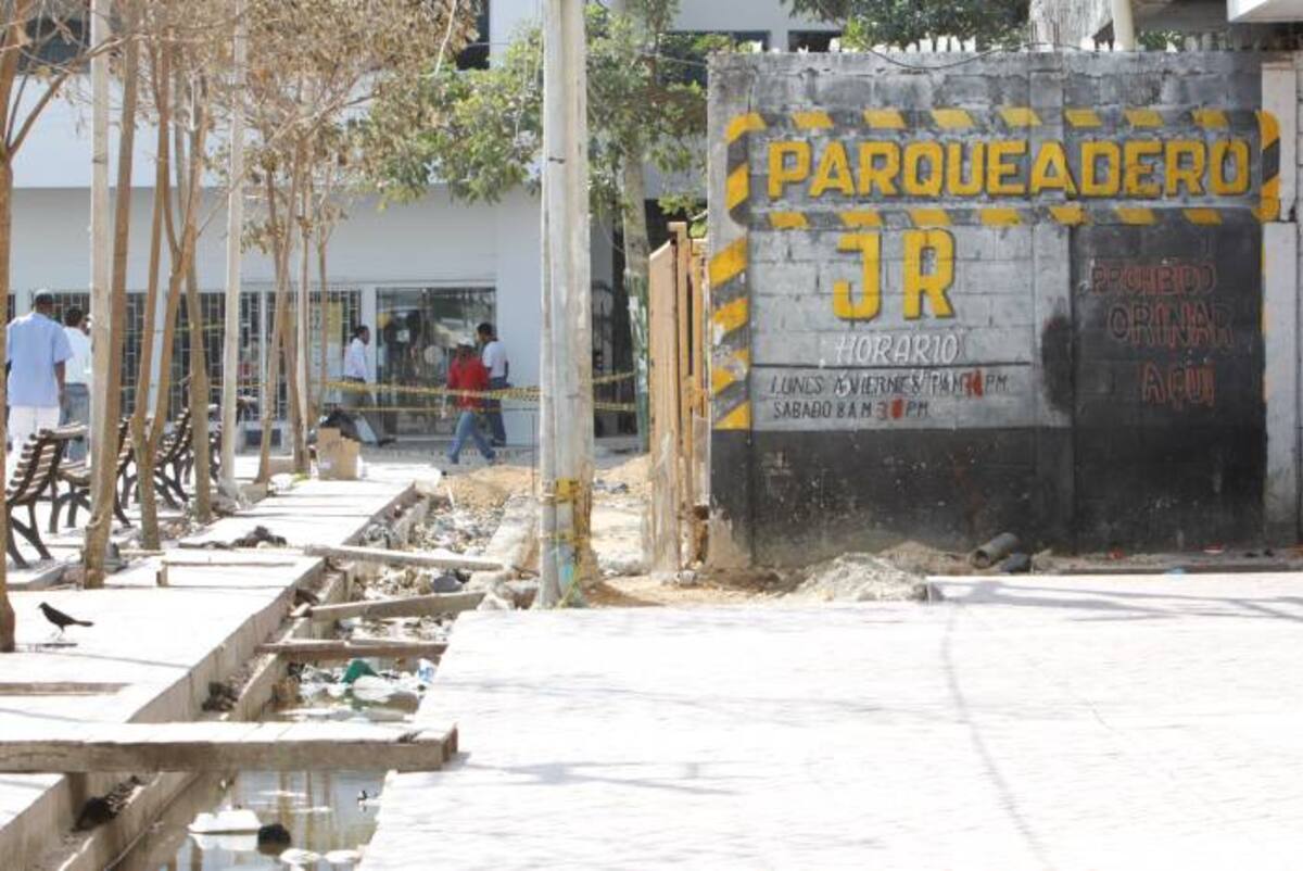 Los propietarios del Parqueadero JR de La Matuna levantaron un muro de cerca de cuatro metros de altura en una zona de andén, con lo cual la redujeron a 1,5 metros de ancho, y debe ser de 6 metros. JULIO CASTAÑO - EL UNIVERSAL