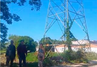“Nos puede caer encima y causar una tragedia”: pánico por una torre eléctrica