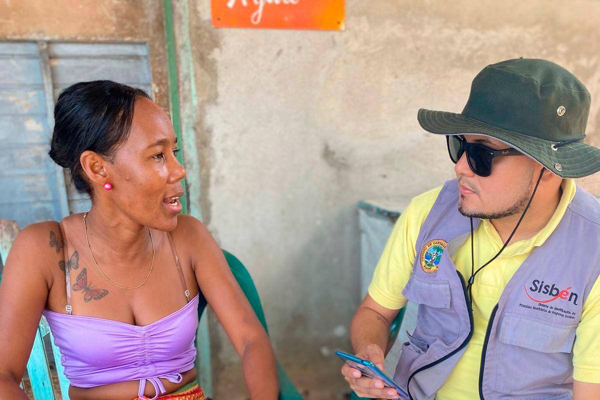¡Buena esa! Oficina móvil del Sisbén llegó hasta la zona insular