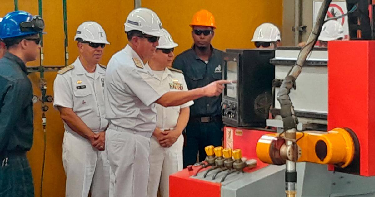 Encendido del equipo que realizó el corte de la primera lámina para la construcción de la Patrullera Oceánica Colombiana (POC). // HFA -EU Y CORTESÍA