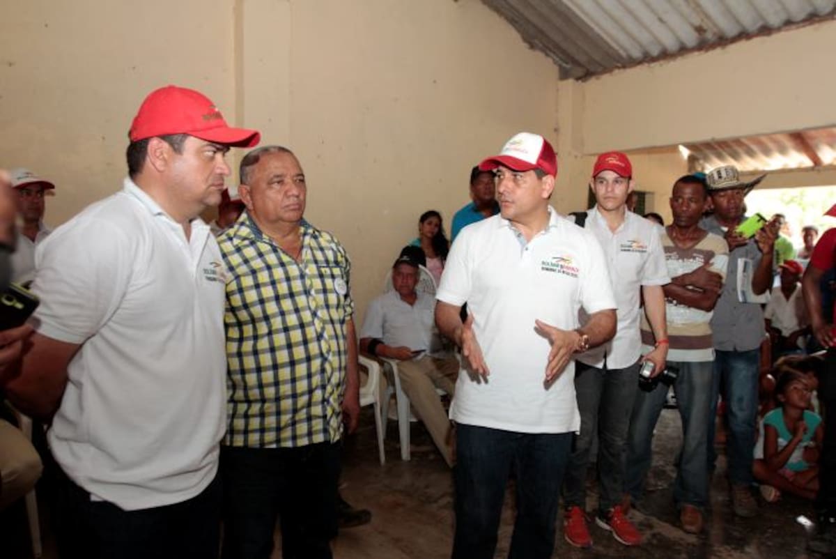 El secertario del Interior, Carlos Feliz; el alcalde de Marialabaja, Carlos Coronel y el gobernador de Bolívar, Dumek Turbay, se comprometieron a entregar ayudas a las familias pescadoras que están afectadas por la muerte de los peces. Julio Castaño/ El Universal