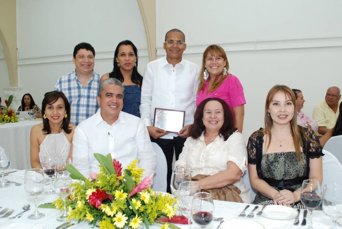 De pie: Francisco Salcedo Ramos, Patricia Sarat, el homenajeado, Willis Simanca Men-doza y Ana Bello Trujillo; sentados: el presi-dente de la Federación Colombiana de Ginecología, Rafael Padrón, Elisabeth López y Gissela Gutiérrez. fotos: Archivo particular