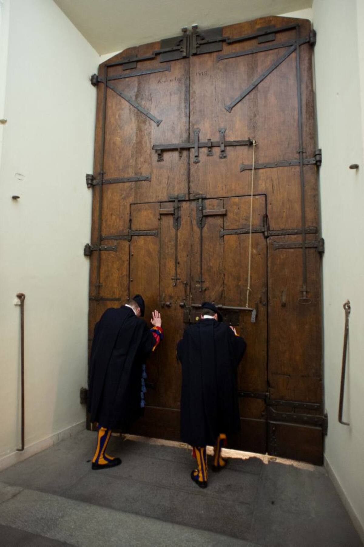 Cierran Capilla Sixtina para prepararla para la elección del nuevo Papa. ARCHIVO