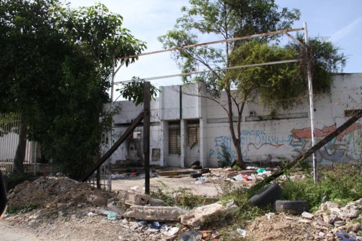La antigua sede del Tránsito Departamental de Bolívar es un lote abandonado que genera problemas de inseguridad en el sector, de acuerdo con los habitantes del barrio Armenia. Zenia Valdelamar.