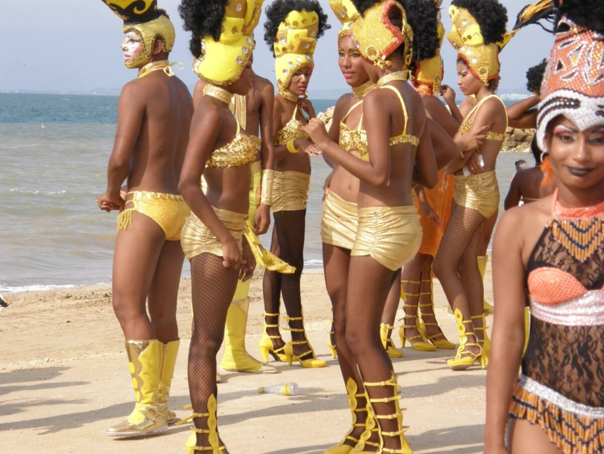 ¿Se dan cuenta que no se ven nada agraciados los señores y jóvenes bailadores de comparsas que usan ropa igual o más destapadas a la que llevan las muchachas…;? ¡Yo creo que hombre es hombre así…; lo que sea…;! Por lo tanto deben vestirse bajo esa condición…; ¡Eso sí…; bailaaan…;!
