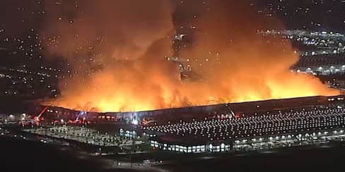 Video: empleado furioso habría provocado un incendio masivo en un almacén