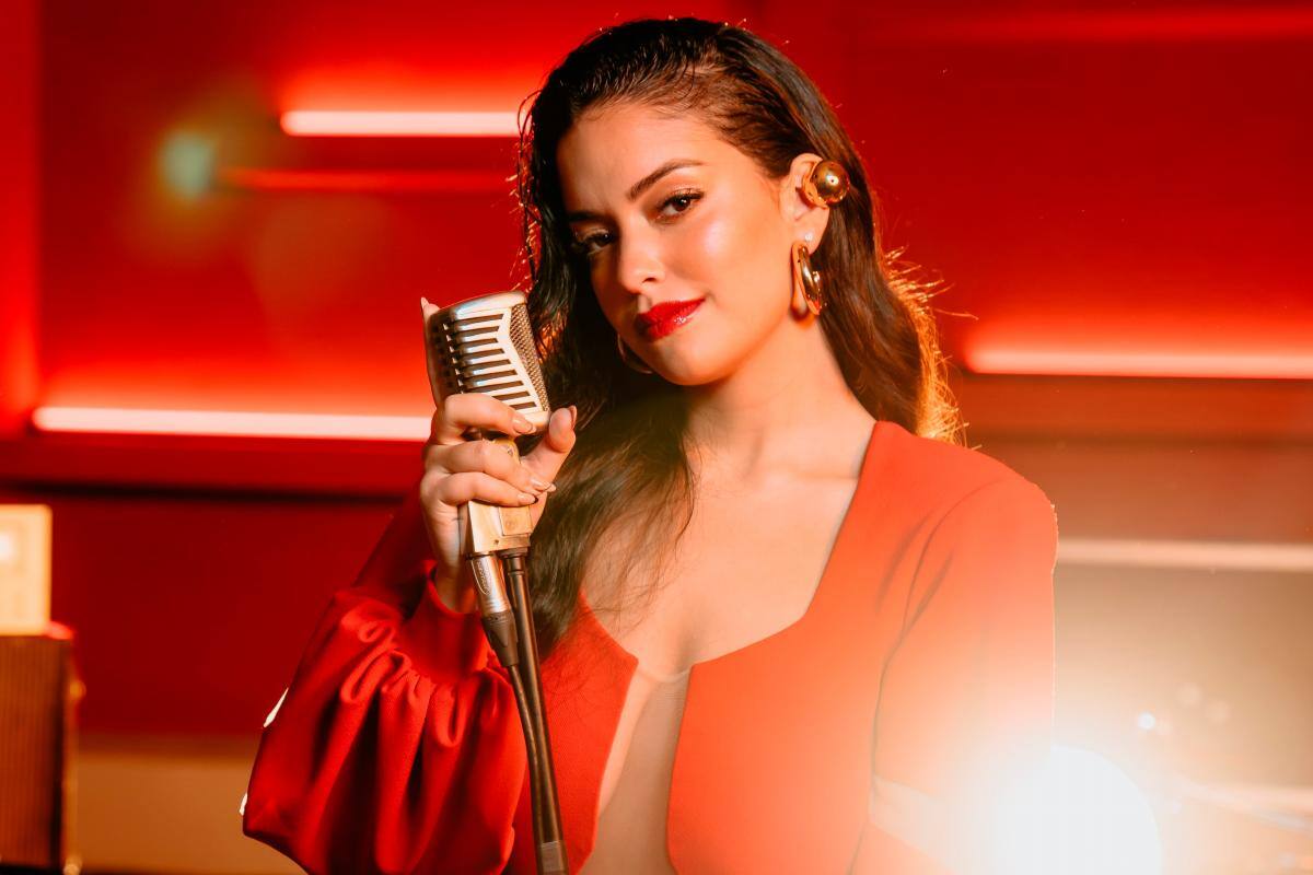 “Vulnerable”, así se presenta la dominicana Xofi y abre el corazón