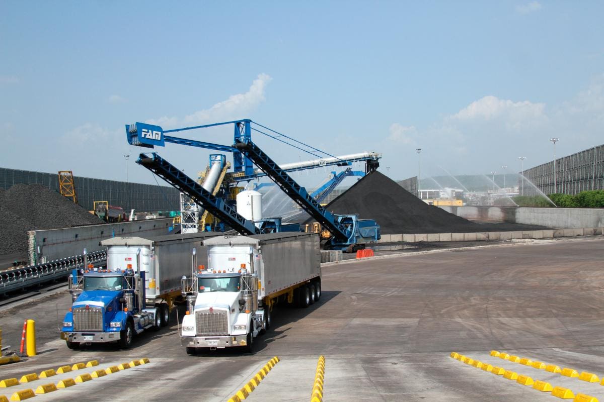 En Colombia se producen varios tipos de coque. En la Refinería de Cartagena se produce coque de petróleo, que se exporta por el Puerto de Mamonal. // ARCHIVO