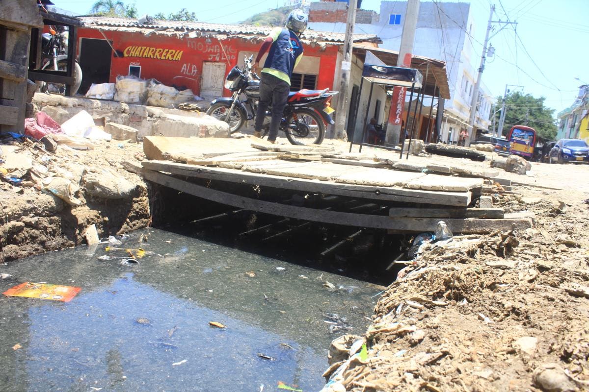 El canal Unirroyal es el otro que causa angustia en la comunidad, ya que está totalmente contaminado y lleno de desechos.