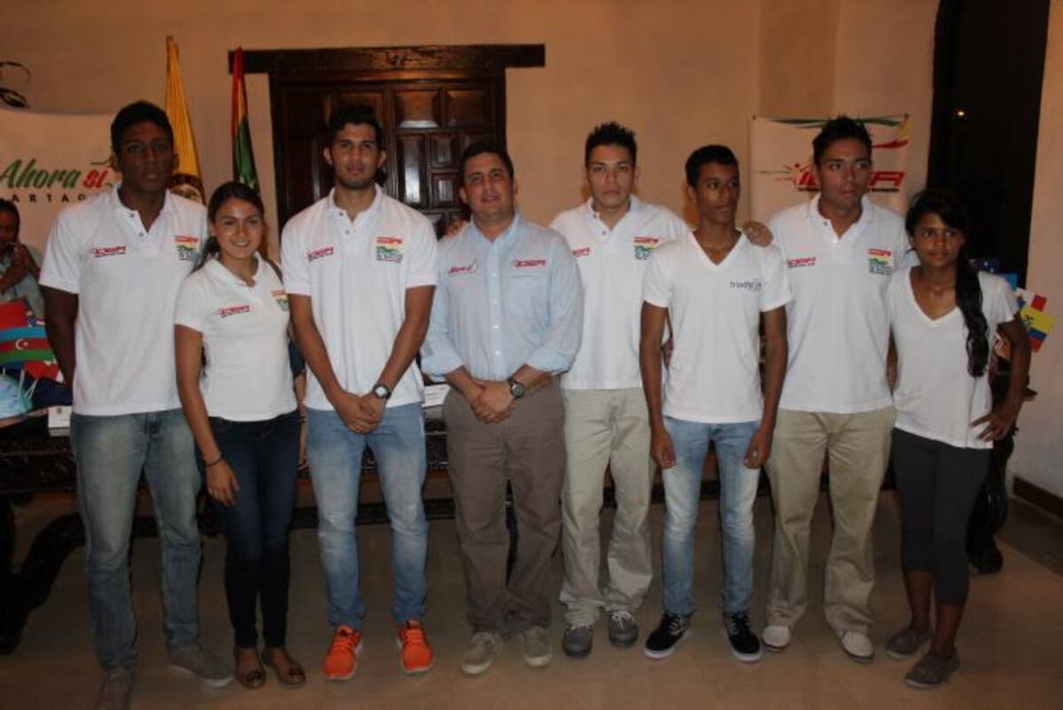 El director del Ider, Iván Sans, recibió en la Alcaldía a los triatonistas de Bolívar que participarán hoy en la Copa Colombia. Cortesía-Ider