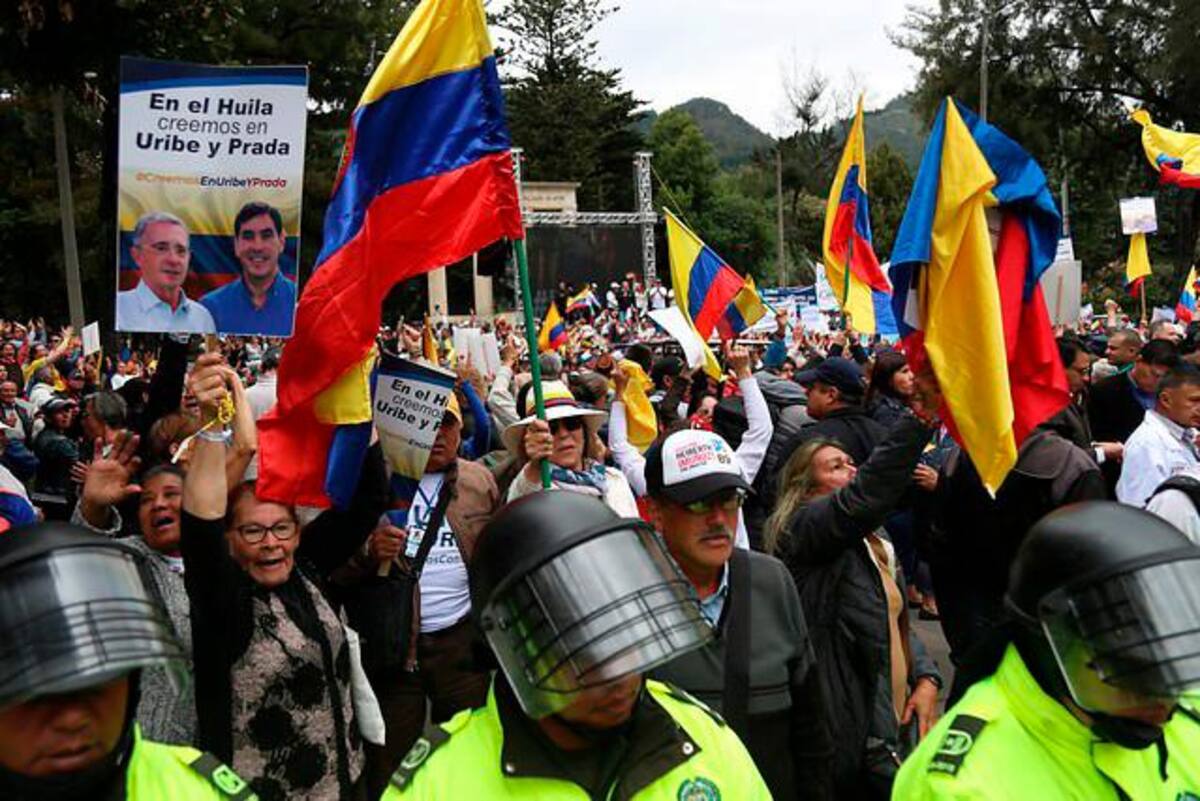 Por un lado se leen en las pancartas ¡Bogotá está con Uribe! y ¡Uribe el gran colombiano!, mientras que por otro ¡Uribe, el pueblo está berraco! y ¡Uribe es culpable!. // Colprensa
