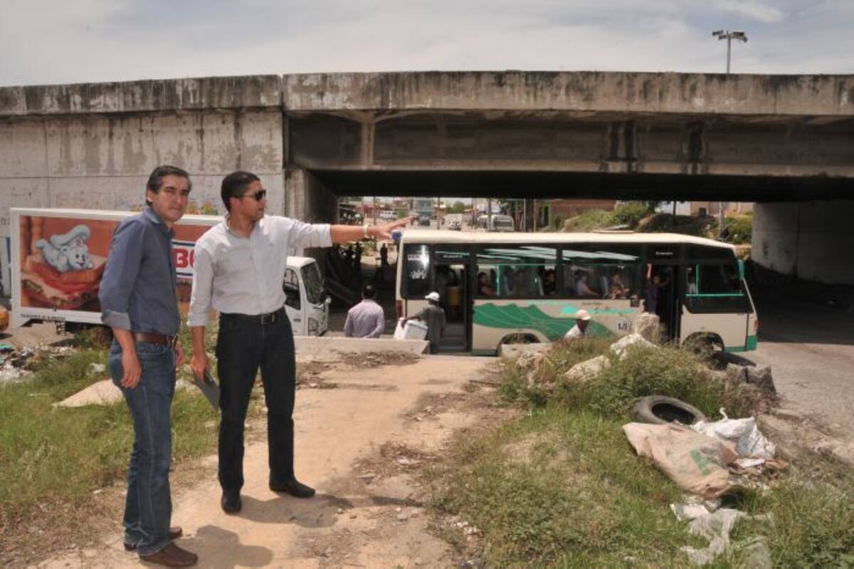 El gerente de Transcaribe, José López, y el representante legal de la Unión Temporal Cartagena 2013, Javier Torres, explicaron que la demolición de la “loma” de Bazurto será uno de los trabajos de esta primera fase en el tramo 5A. Cortesía