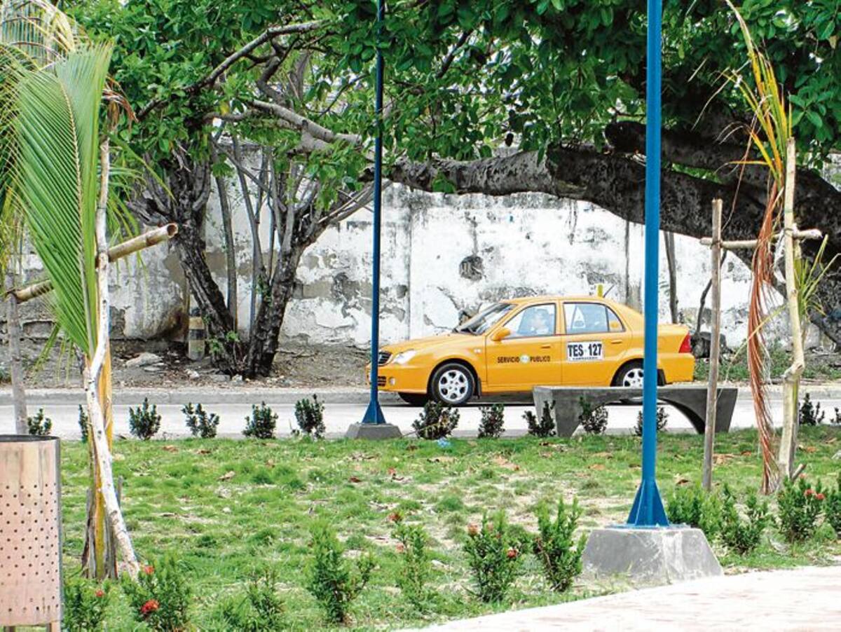 El conductor del taxi de placa TES-127, fue ‘pillado’ por Gente Bahía cuando terminaba de orinar en un sitio público, frente al Parque Román.