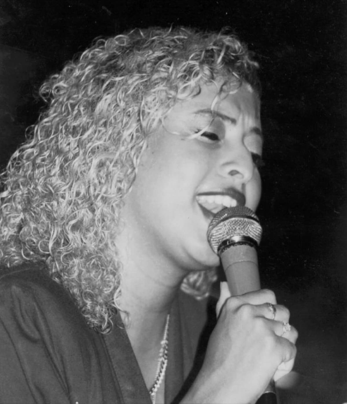 Patricia Teherán: ‘La diosa del vallenato’ murió en un accidente automovilístico el 19 de enero de 1995, cuando regresaba a Cartagena desde Barranquilla, donde acaba de firmar un contrato para participar en el Carnaval de ese año. En inmediaciones del corregimiento Lomita Arena, en Santa Catalina (Bolívar), una llanta del vehículo en el que se transportaba estalló y volcó aparatosamente.