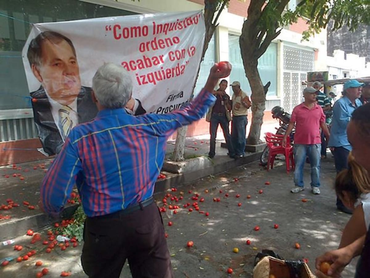 Tomatina contra el procurador Alejandro Ordóñez.