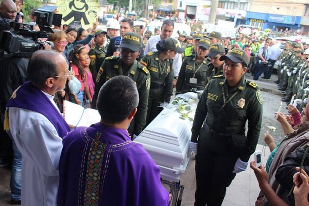 Sobre las 2:00 de la tarde llegó el cuerpo de Yuliana Samboní a Popayán, donde familiares y amigos le darán santa sepultura. COLPRENSA