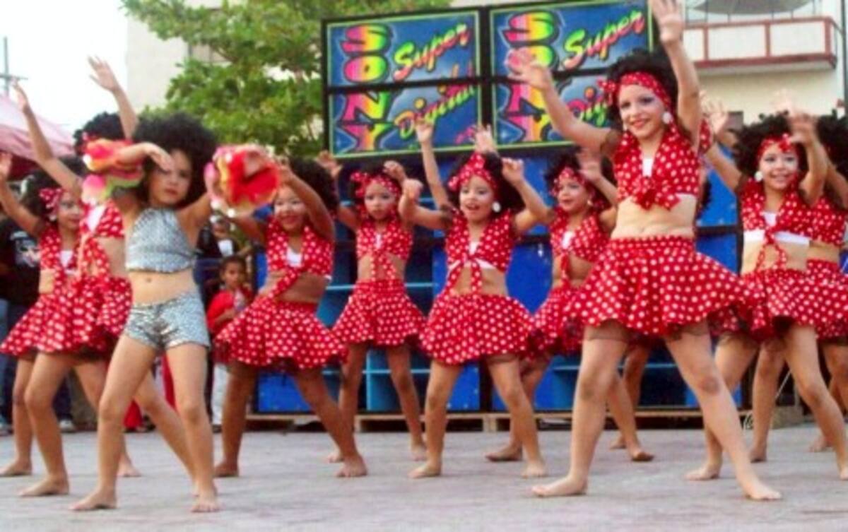 Un grupo de niñas de la Fundación Cultural Ritmo Caliente participó en el evento central con un espectacular montaje coreográfico.