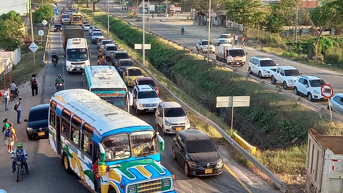 Desde las 7 de la mañana de este lunes empezaron los bloqueos. // Zenia Valdelmar, El Universal